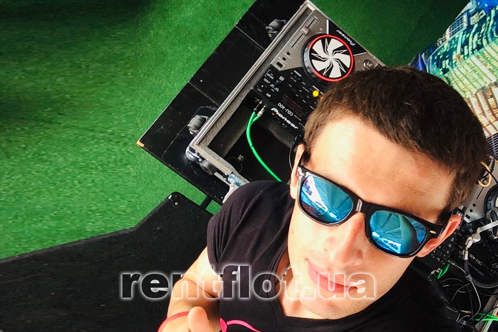 Увеличить фото ди-джея со звуковым оборудованием Ди-джей со звуковым оборудованием