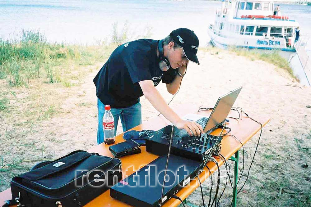 Увеличить фото DJ на зелёном острове DJ на зелёном острове