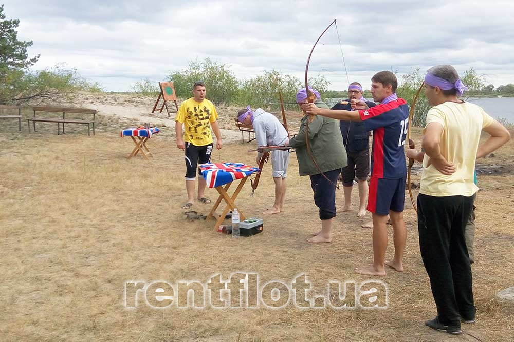 Участники аттракциона Луки и Арбалеты на зеленой стоянке