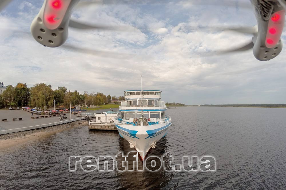 Увеличить фото подлёта дрона к теплоходу Подлёт дрона к теплоходу