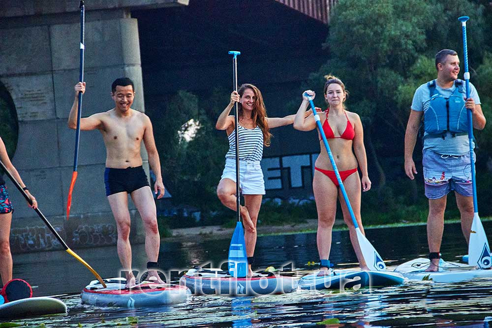 Збільшити фото сапбордінга з друзями Сапбордінг з друзями
