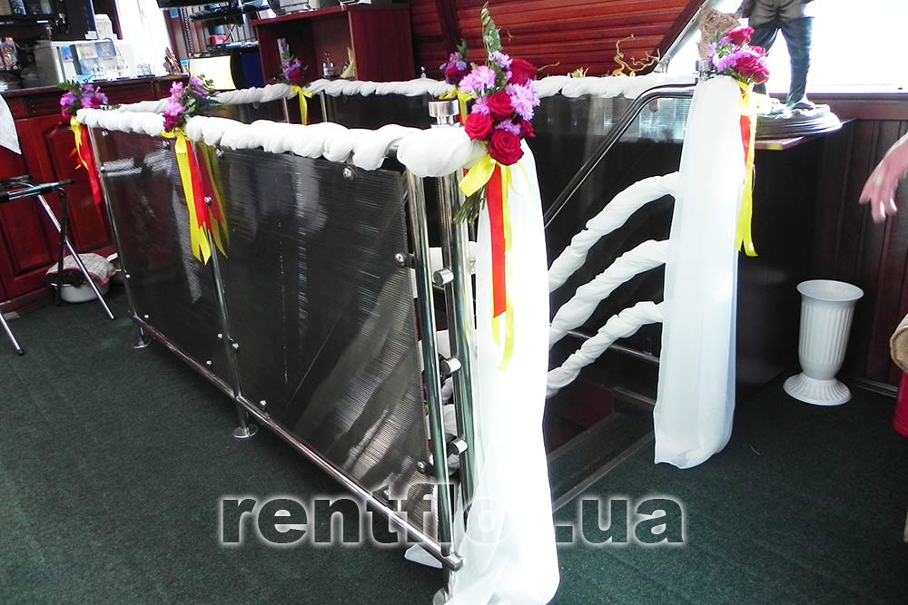 Прикраса внутрішнього трапа теплохода текстилем