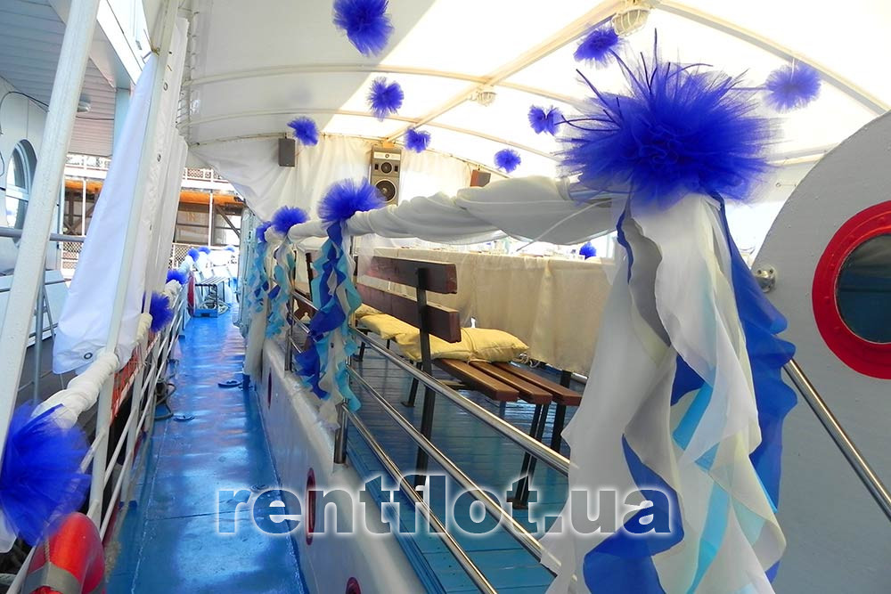 Банкетна зона на відкритій терасі теплохода в біло-блакитному текстилі