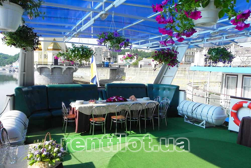 Прикраса квітами літньої тераси теплохода