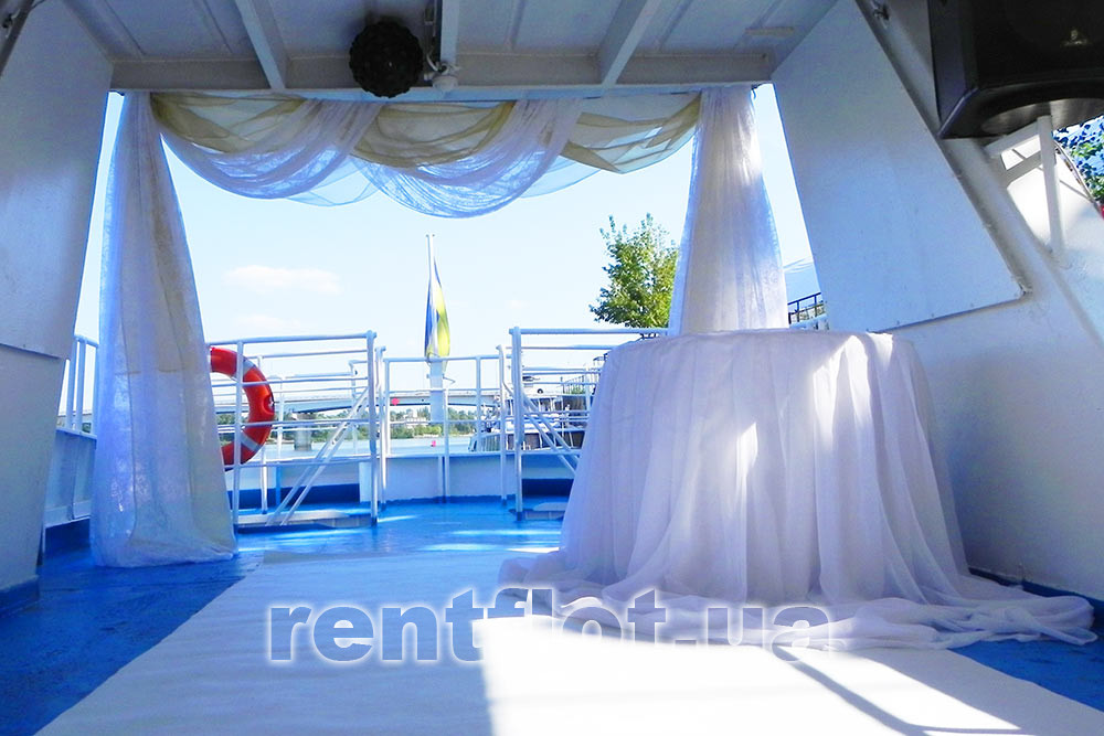 Фуршетний стіл в тканинах