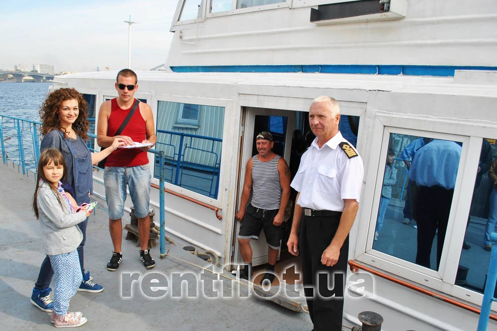 Увеличить фото капитан встречает гостей круиза в Межигорье на причале Капитан встречает гостей круиза в Межигорье на причале