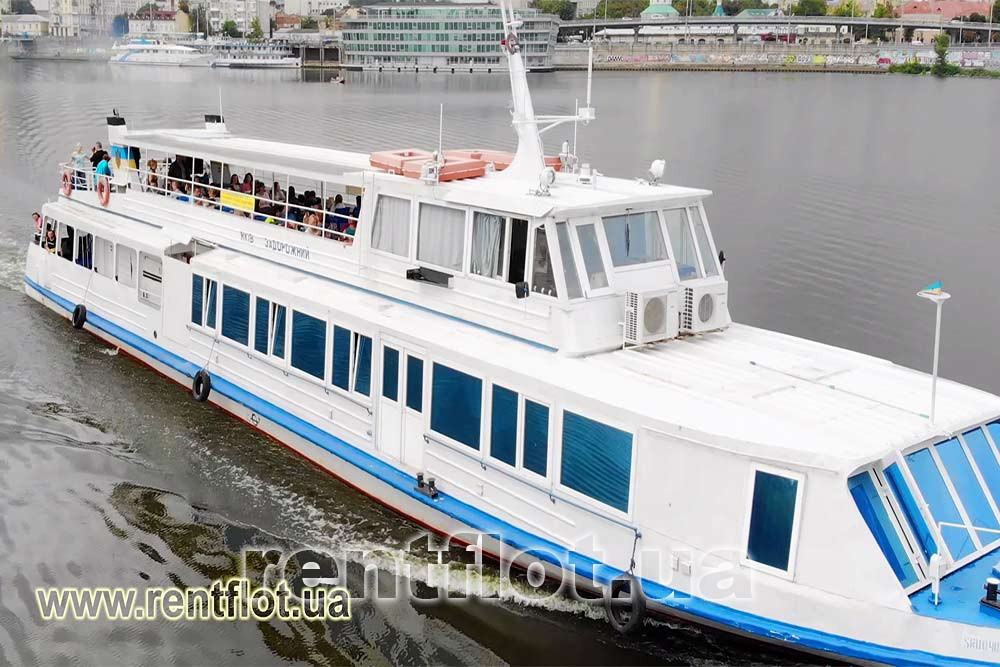 Увеличить фото теплоход отправляется в круиз в Межигорье Теплоход отправляется в круиз в Межигорье