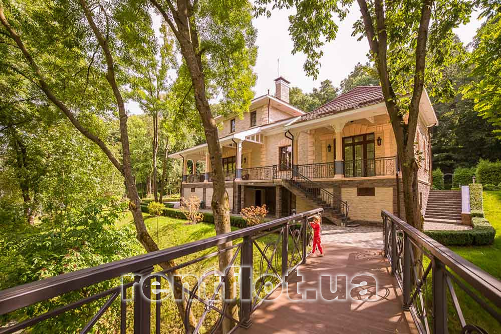 Увеличить фото на территории парка Межигорья На территории парка Межигорья