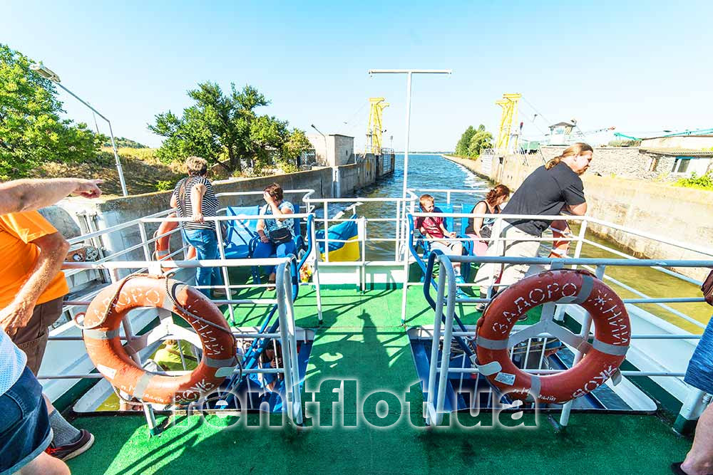 Увеличить фото на верхней палубы теплохода в шлюзе На верхней палубе теплохода в шлюзе