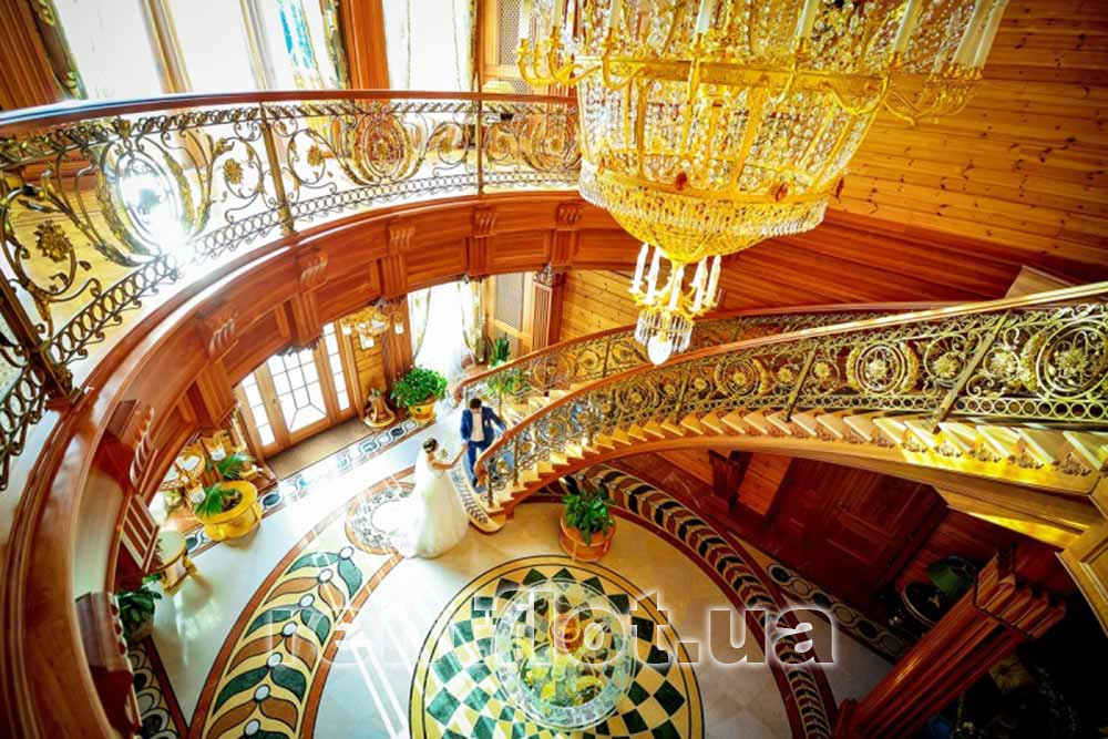 Увеличить фото парадной лестницы резиденции в Межигорь Парадная лестница резиденции в Межигорье