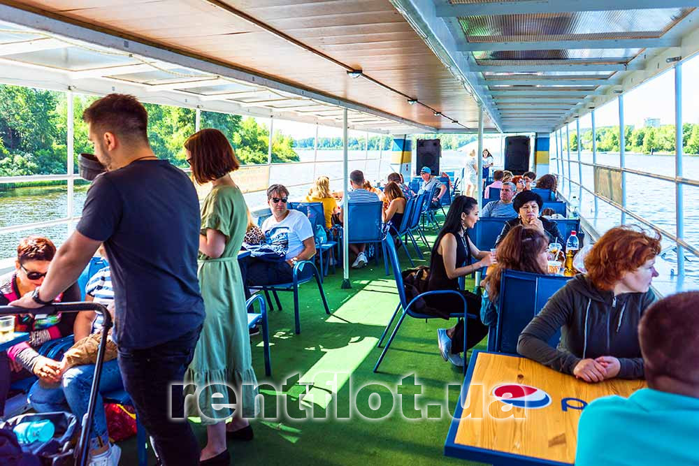 Увеличить фото гостей круиза в Межигорье на теплоходе Гости круиза в Межигорье на теплоходе