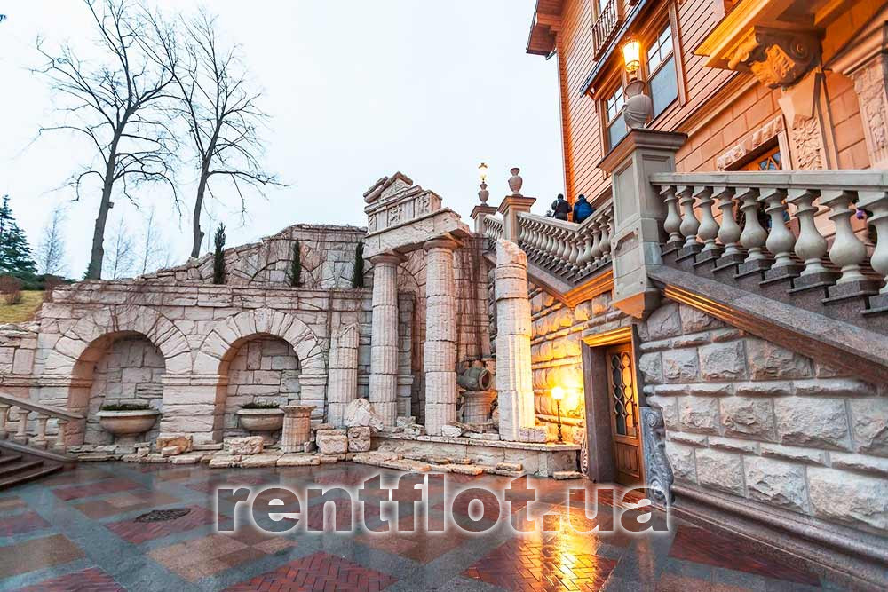 Увеличить фото около дома в Межигорье Около дома в Межигорье