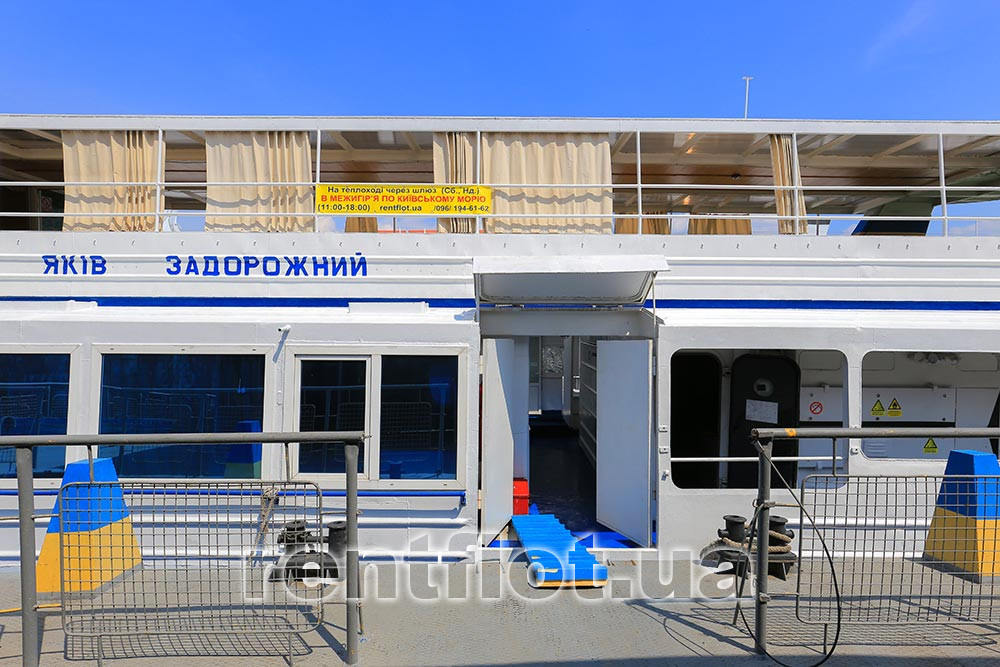 Увеличить фото теплохода в ожидании пассажиров круиза в Межигорье Теплоход в ожидании пассажиров круиза в Межигорье