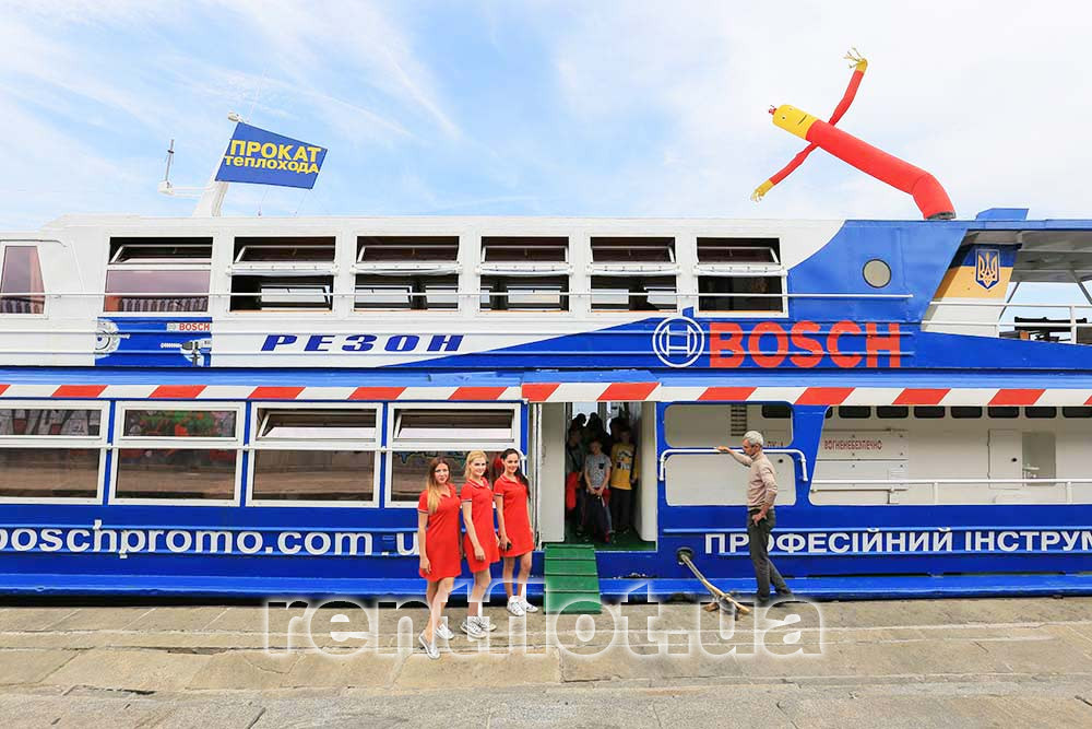 Enlarge photo of guests boarding the motor ship Rezon for a walk along the Kiev Sea Boarding guests on the motor ship Rezon for a walk along the Kiev Sea