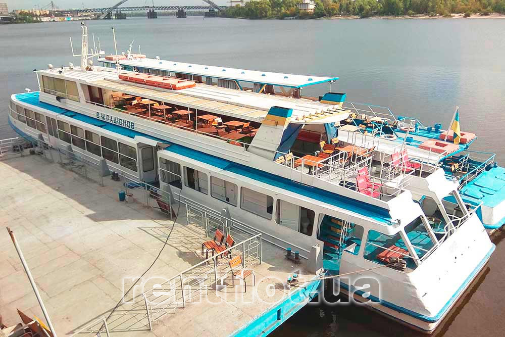 Теплоход Радионов в ожидании гостей прогулки на Киевское море