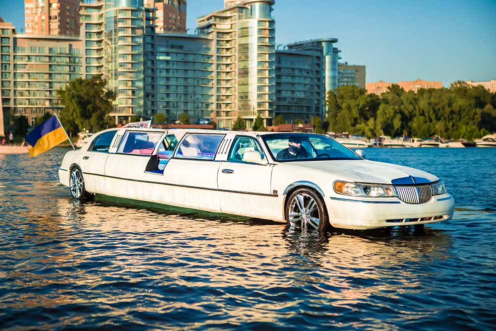 Збільшити фото катера Аква Лімузин на тлі міста Катер Аква Лімузин на тлі міста