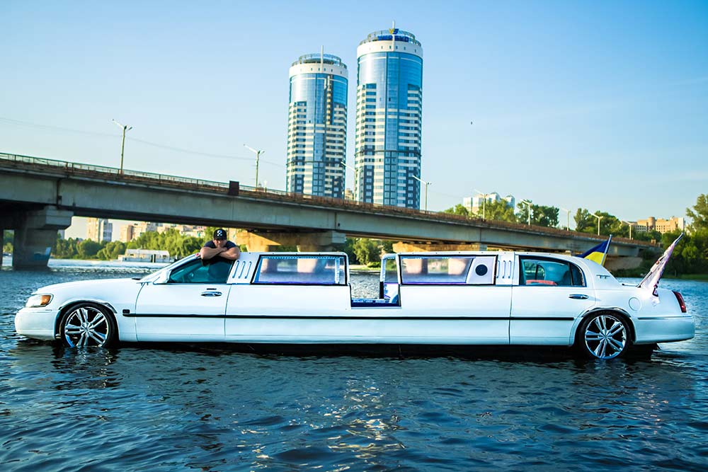 Збільшити фото виду збоку катера Аква Лімузин Вид збоку катера Аква Лімузин