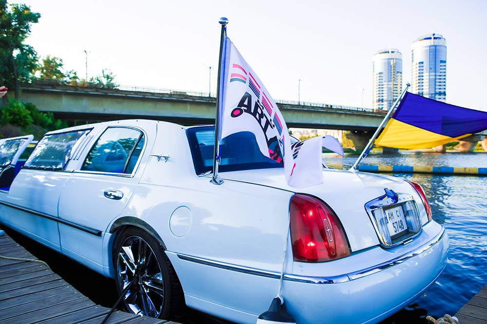 Збільшити фото катера Аква Лімузин біля причалу Катер Аква Лімузин біля причалу