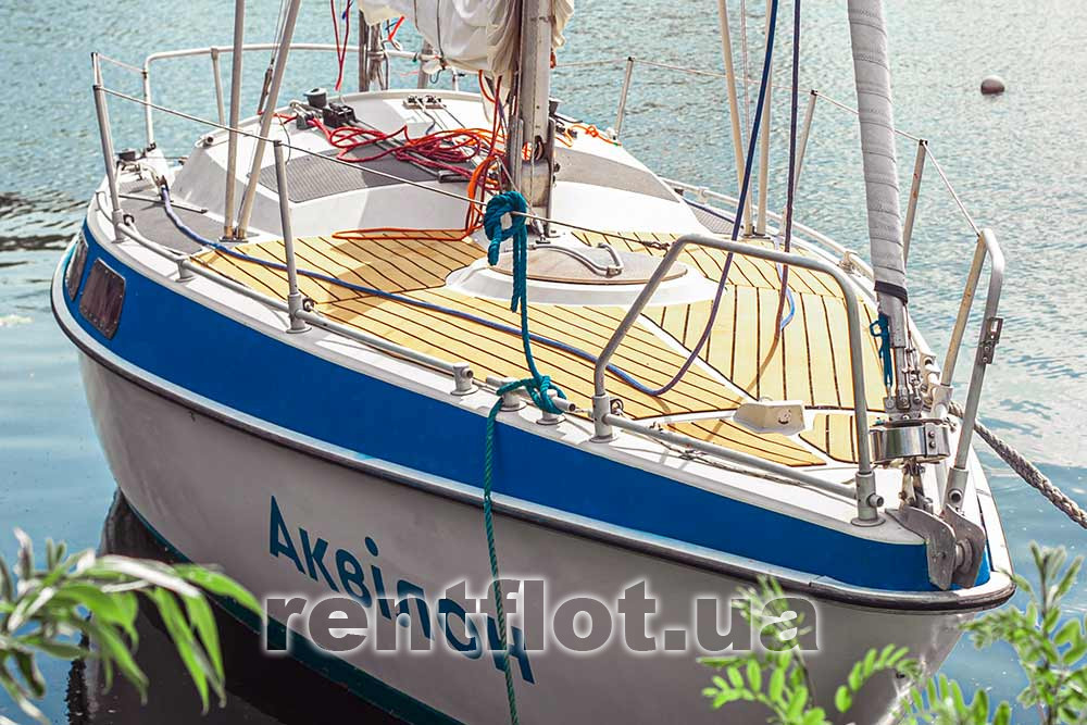 The bow of sailing yacht Aquilon