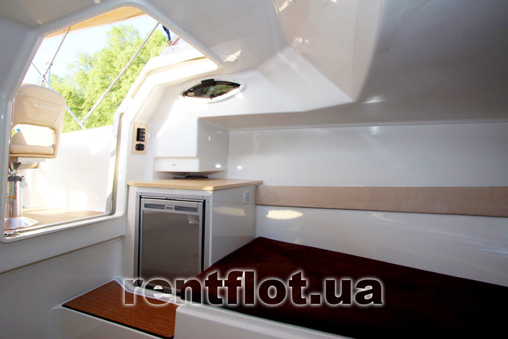 Збільшити фото входу в каюту катера Атлантик-650 Вхід в каюту катера Атлантик-650