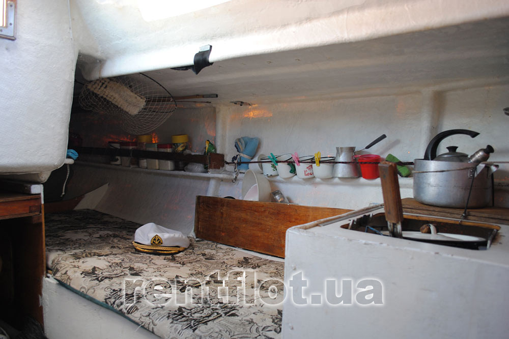 Увеличить фото камбуза и дивана правого борта парусной яхты Борей Камбуз и диван правого борта парусной яхты Борей