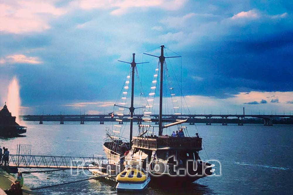 Enlarge photo of an evening walk on the brigantine Corsair Evening walk on the brigantine Corsair