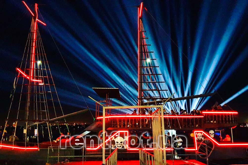 Enlarge photo of the evening disco on the brigantine Corsair Evening disco on the brigantine Corsair