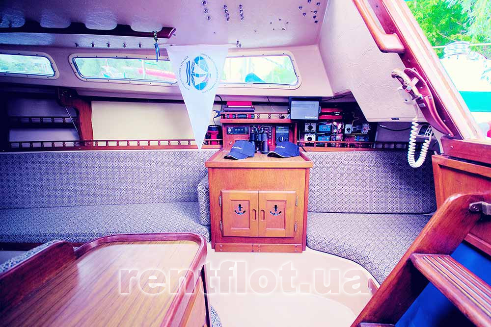 Enlarge photo of the radio in the saloon of the sailing yacht Catalina Walkie-talkie in the saloon of sailing yacht Catalina