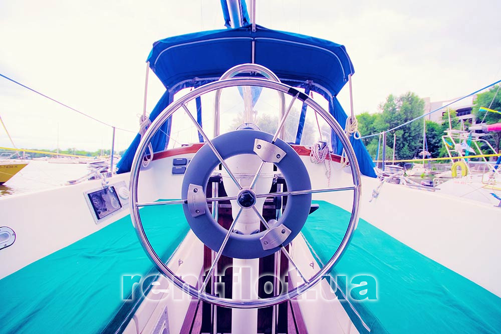Enlarge photo of the steering wheel of sailing yacht Catalina The steering wheel of the sailing yacht Catalina