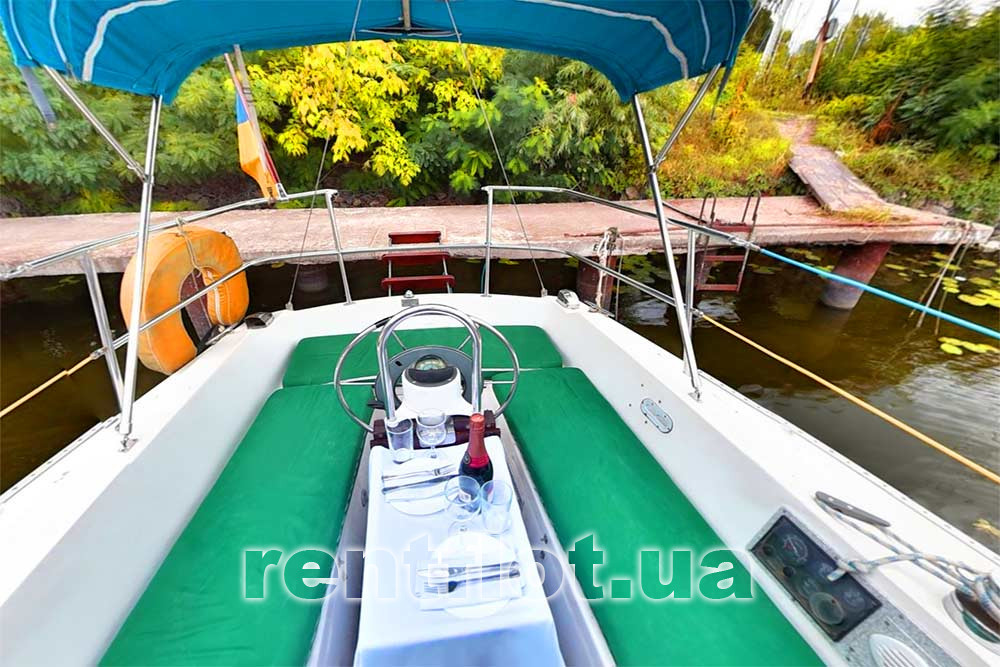 Enlarge photo of cockpit of sailing yacht Catalina Cockpit of sailing yacht Catalina