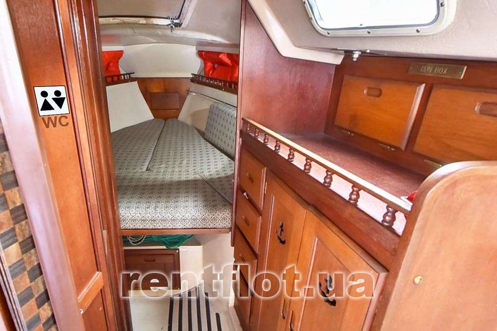 Enlarge photo of the entrance to the bow cabin of the sailing yacht Catalina Entrance to the bow cabin of sailing yacht Catalina