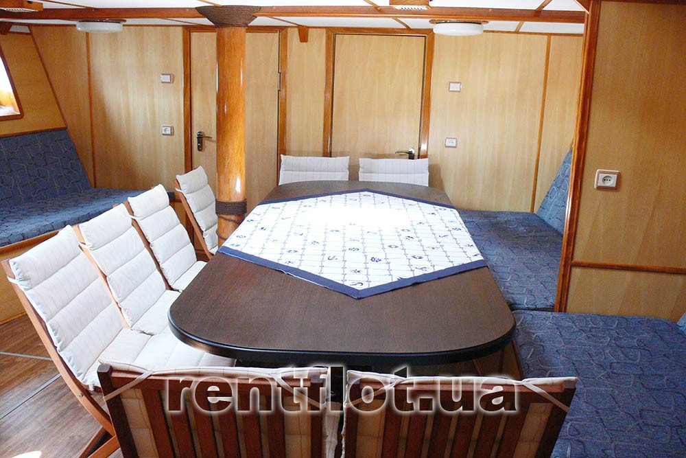 Банкетний стіл в нижній кают-компанії парусної яхти Данапр