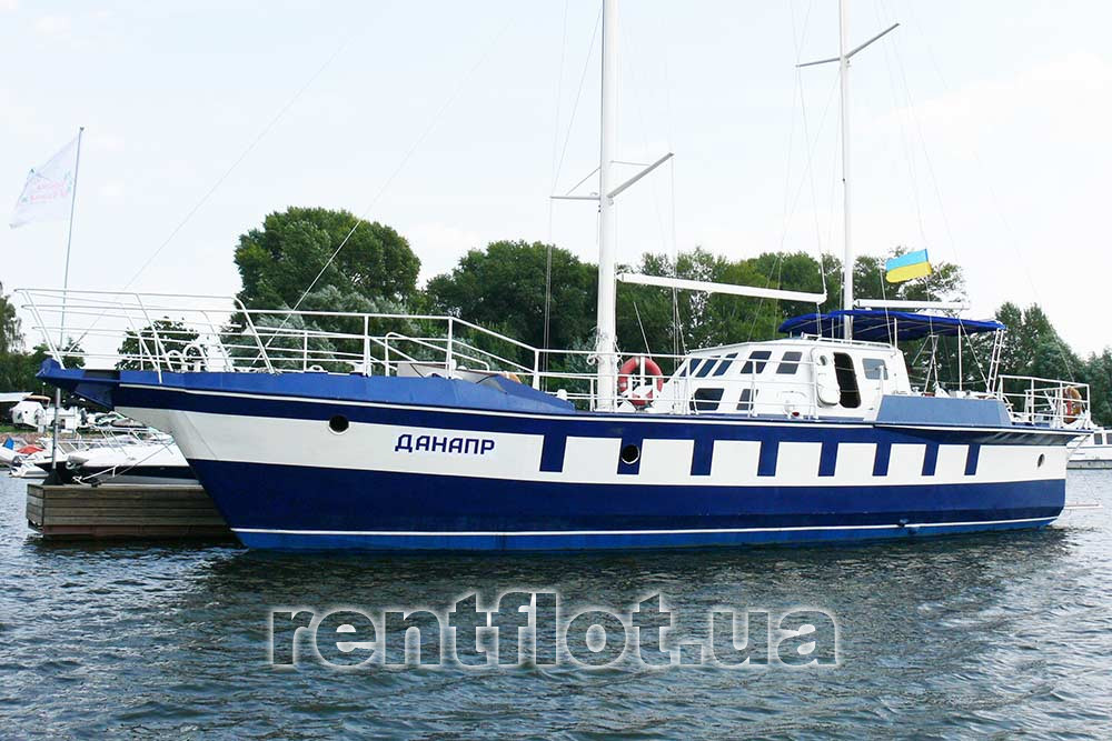 Парусна яхта Данапр в очікуванні гостей