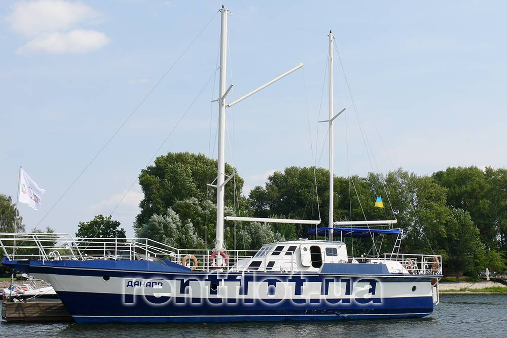 Парусна яхта Данапр біля причалу