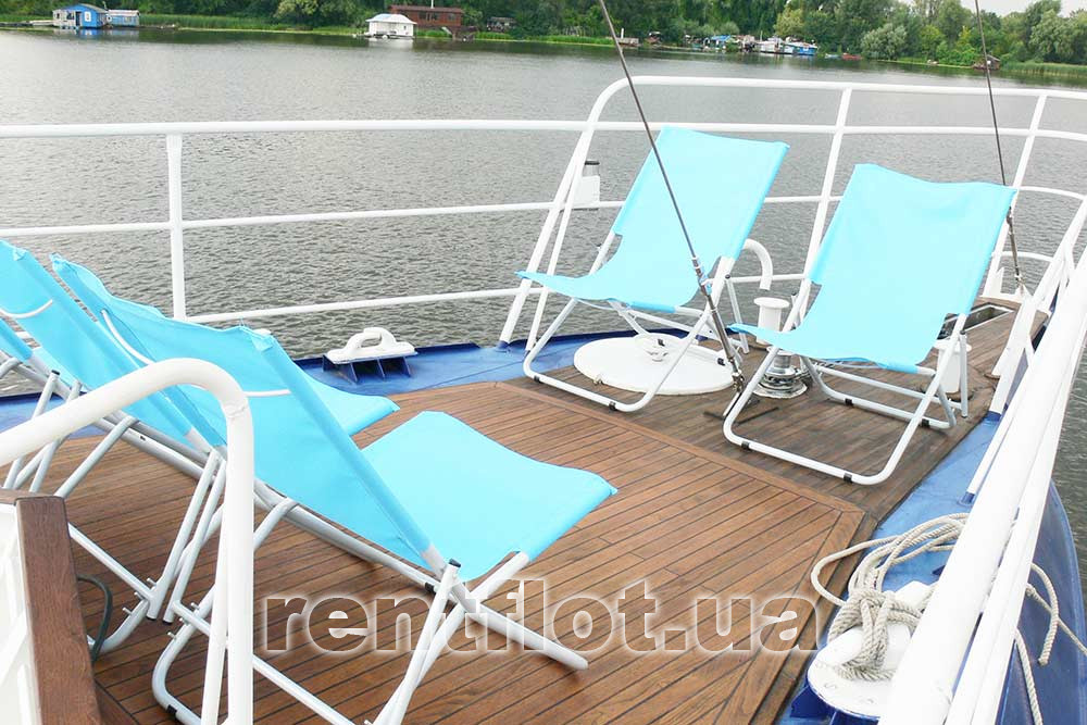 Зона відпочинку в носовій частині парусної яхти Данапр