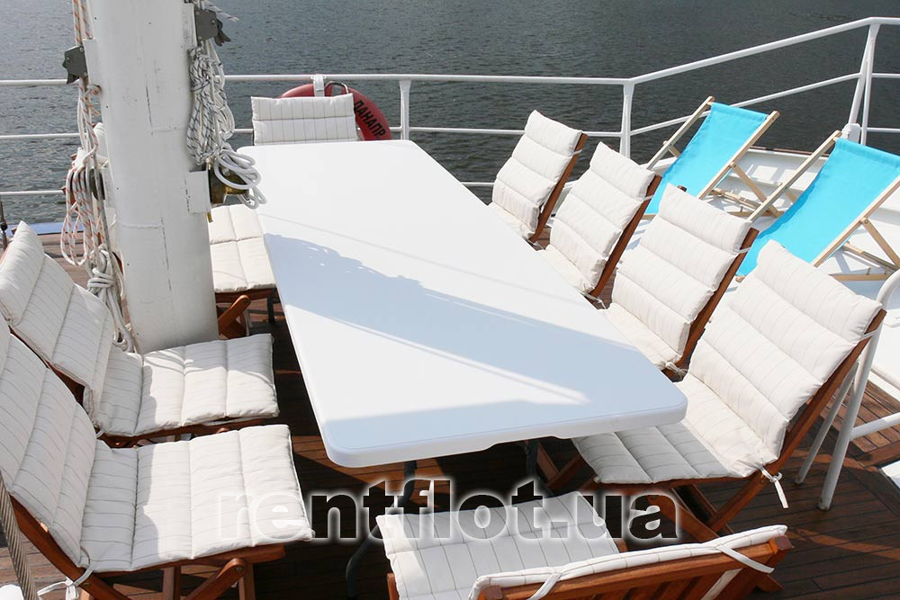 Банкетні місця на палубі парусної яхти Данапр