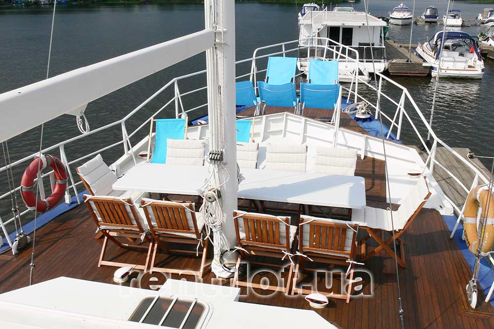 Носова тераса парусної яхти Данапр