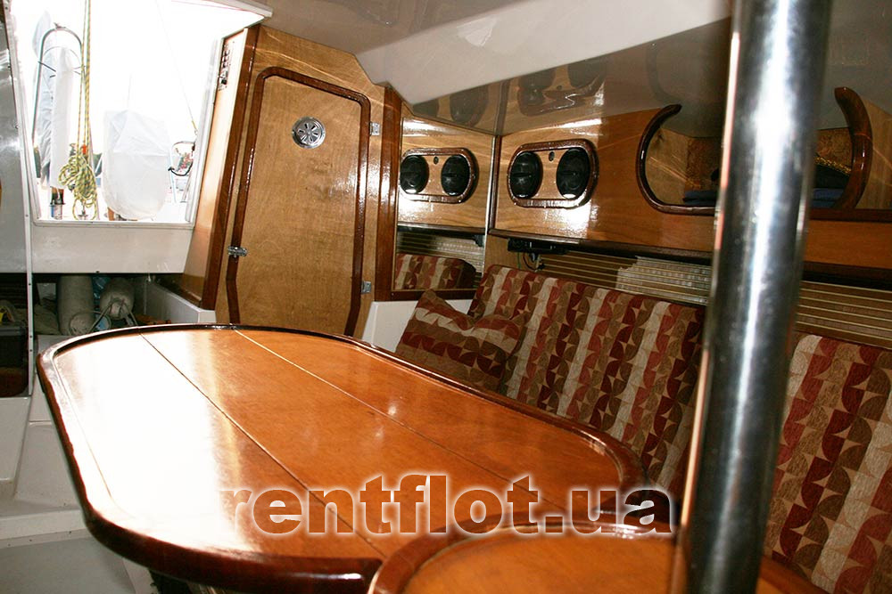 Вход в гальюн парусной яхты Дельта