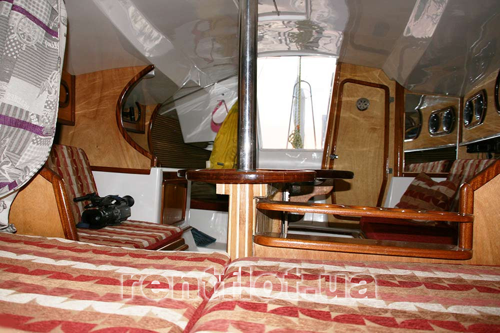 Вид на выход из кают-компании парусной яхты Дельта