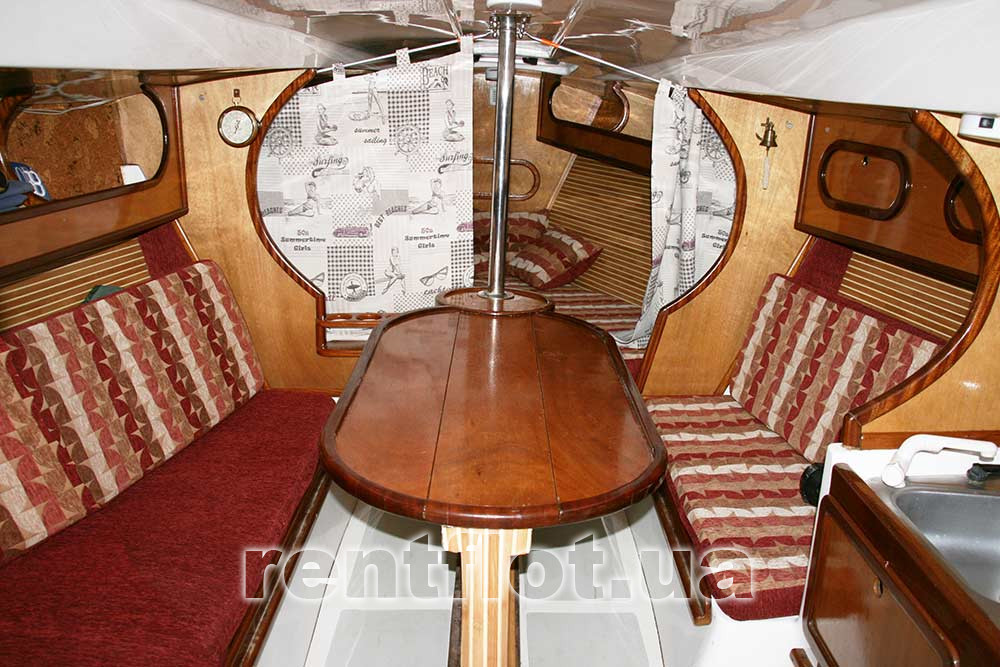 Кают-компания парусной яхты Дельта