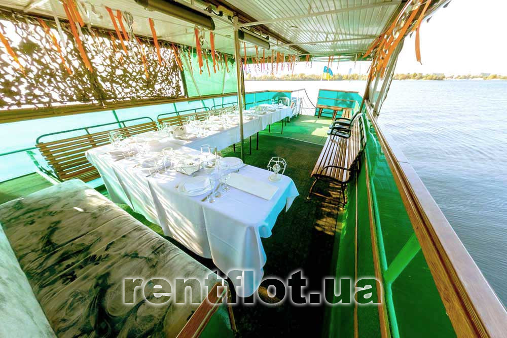 Збільшити фото літнього салону на другій палубі теплоходу Діана Літній салон на другій палубі теплоходу Діана