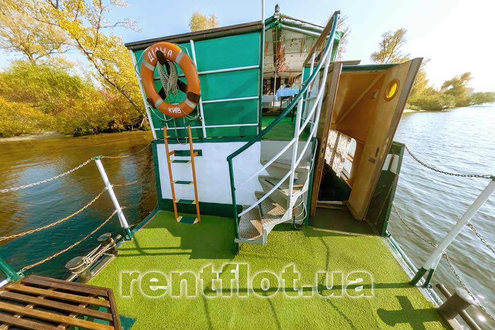 Збільшити фото сходів на другу палубу теплохода Діана Сходи на другу палубу теплохода Діана