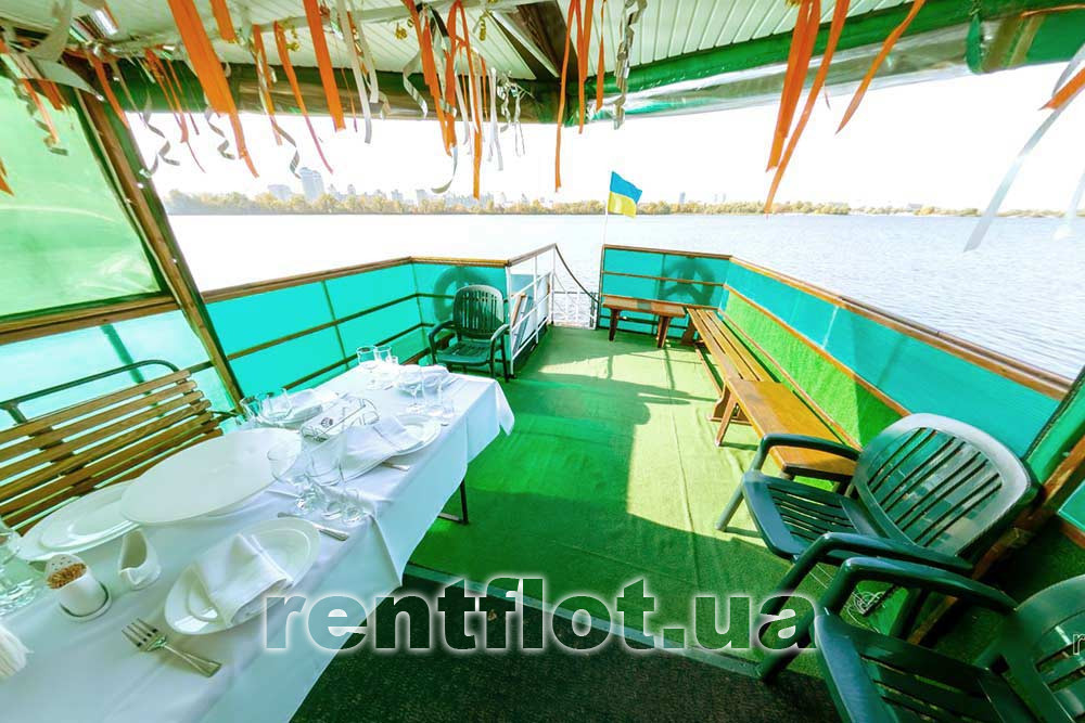 Збільшити фото салону другої палуби на теплоході Діана Салон другої палуби на теплоході Діана