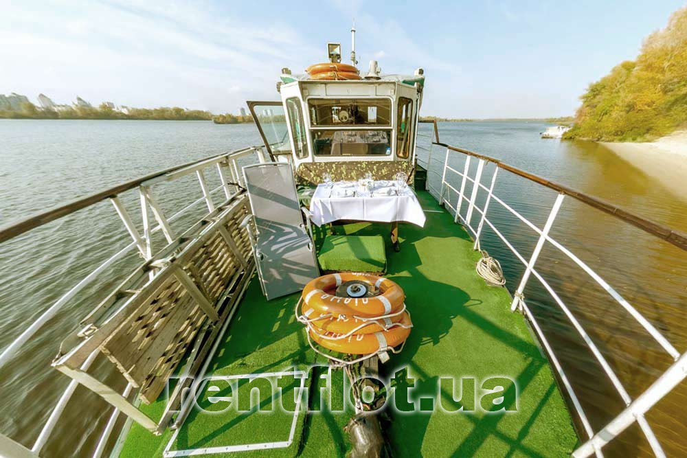 Збільшити фото носової частини теплоходу Діана Носова частина теплоходу Діана