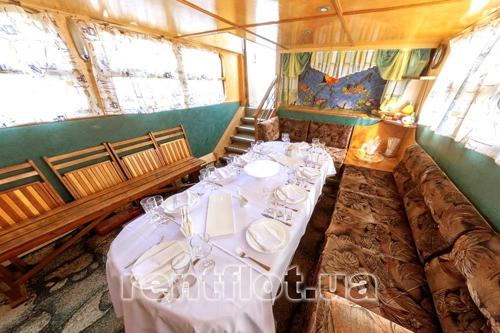 Збільшити фото салону на першій палубі теплоходу Діана Салон на першій палубі теплоходу Діана