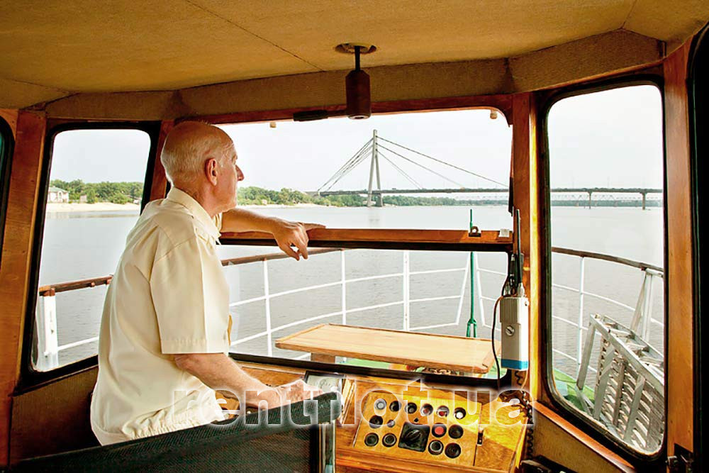 Збільшити фото капітанською рубки теплохода Діана Капітанська рубка теплохода Діана