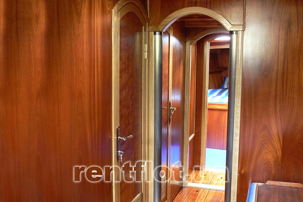 Увеличить фото входа в каюту парусной яхта Электра Вход в каюту парусной яхты Электра