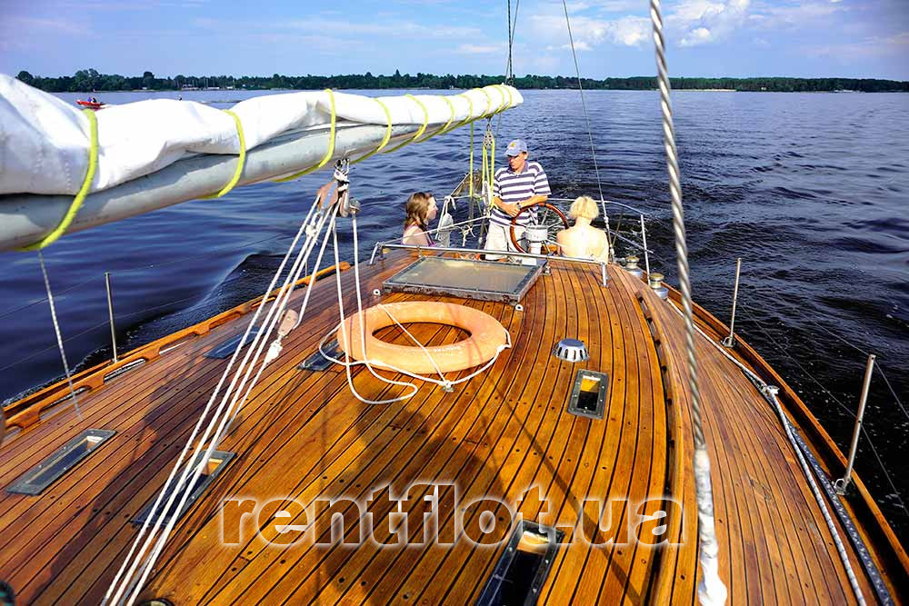 Увеличить фото верхней палубы парусной яхты Электра Верхняя палуба парусной яхты Электра