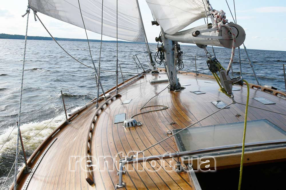 Увеличить фото носовой части парусной яхты Электра Носовая часть парусной яхты Электра