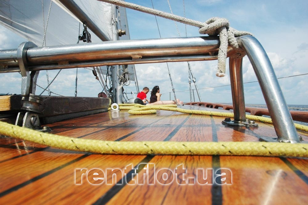 Увеличить фото палубы парусной яхты Электра Палуба парусной яхты Электра